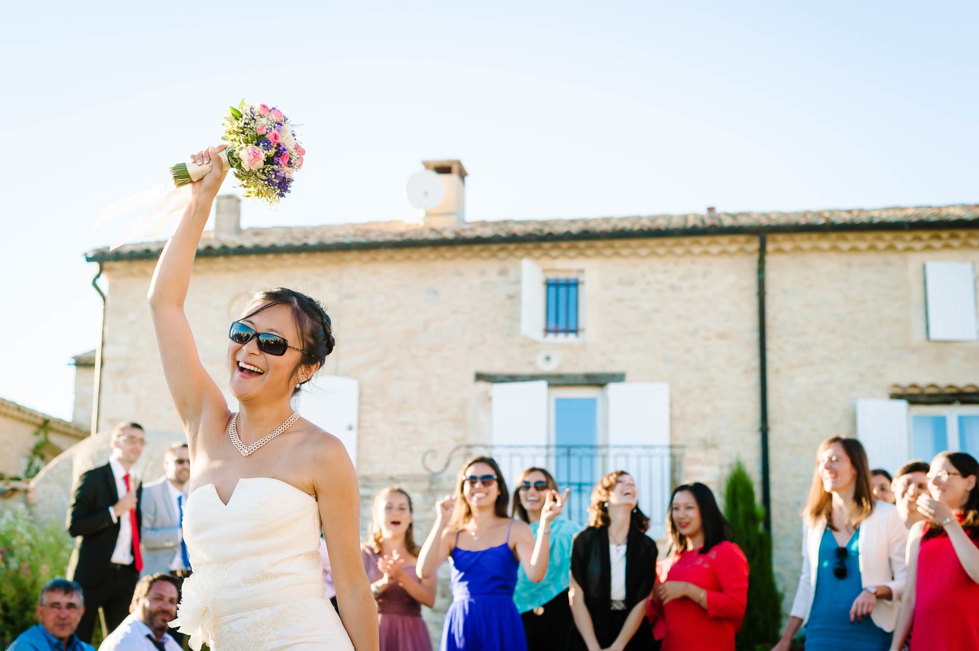 Lancer de bouquet lors d'un mariage en Provence