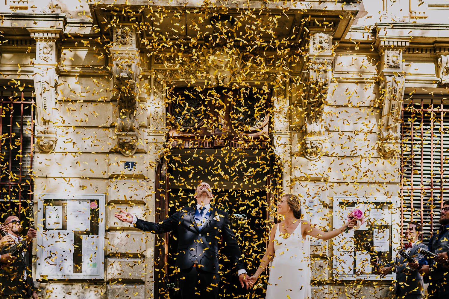 Mariés qui sortent de la mairie sous une pluie de confettis à Montpellier