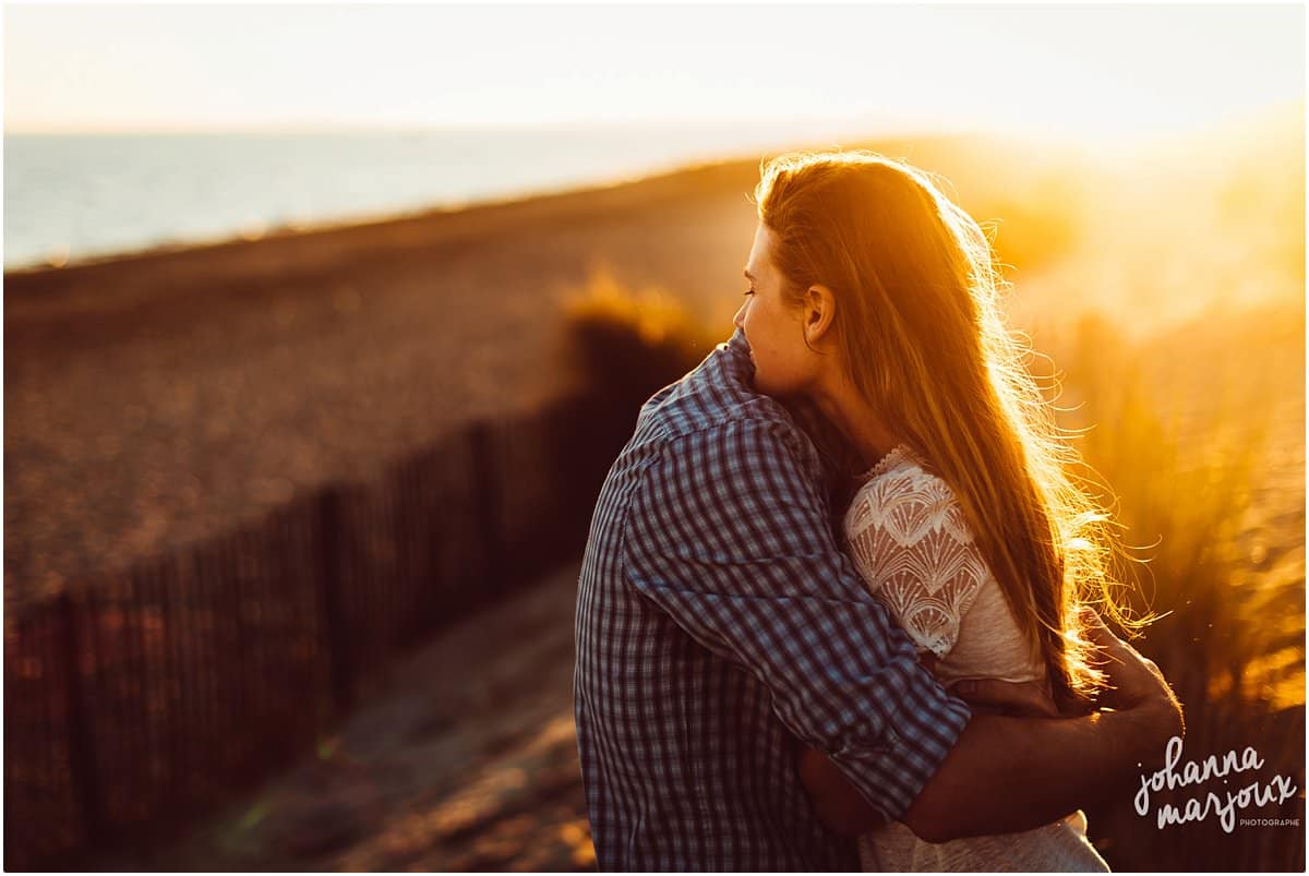 Séance photo en amoureux au coucher du soleil 