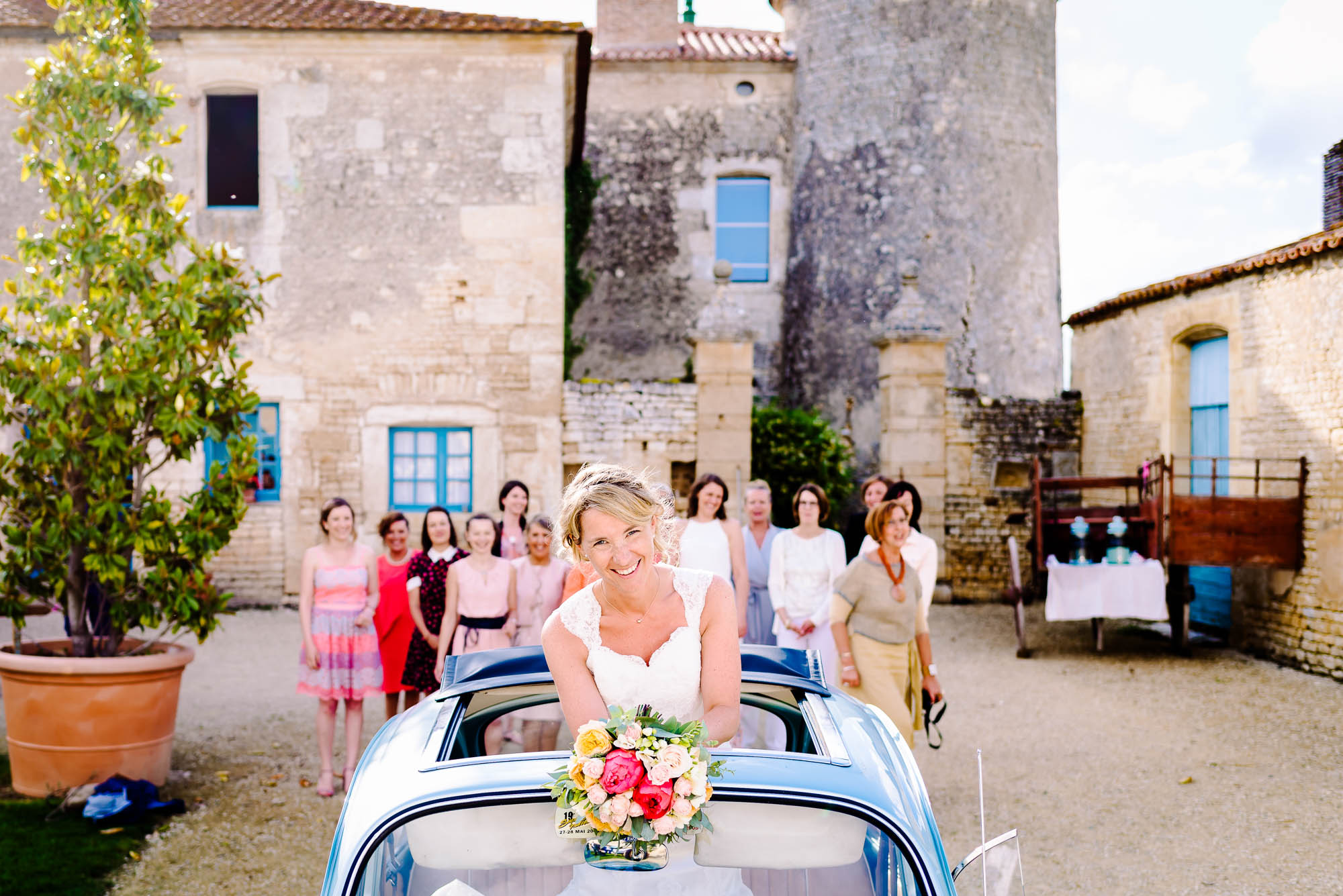 Lancer de bouquet loirs d'un mariage à Arles