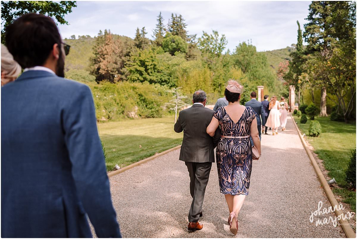 Arrivée des invités lors d'un mariage au chateau de Malmont