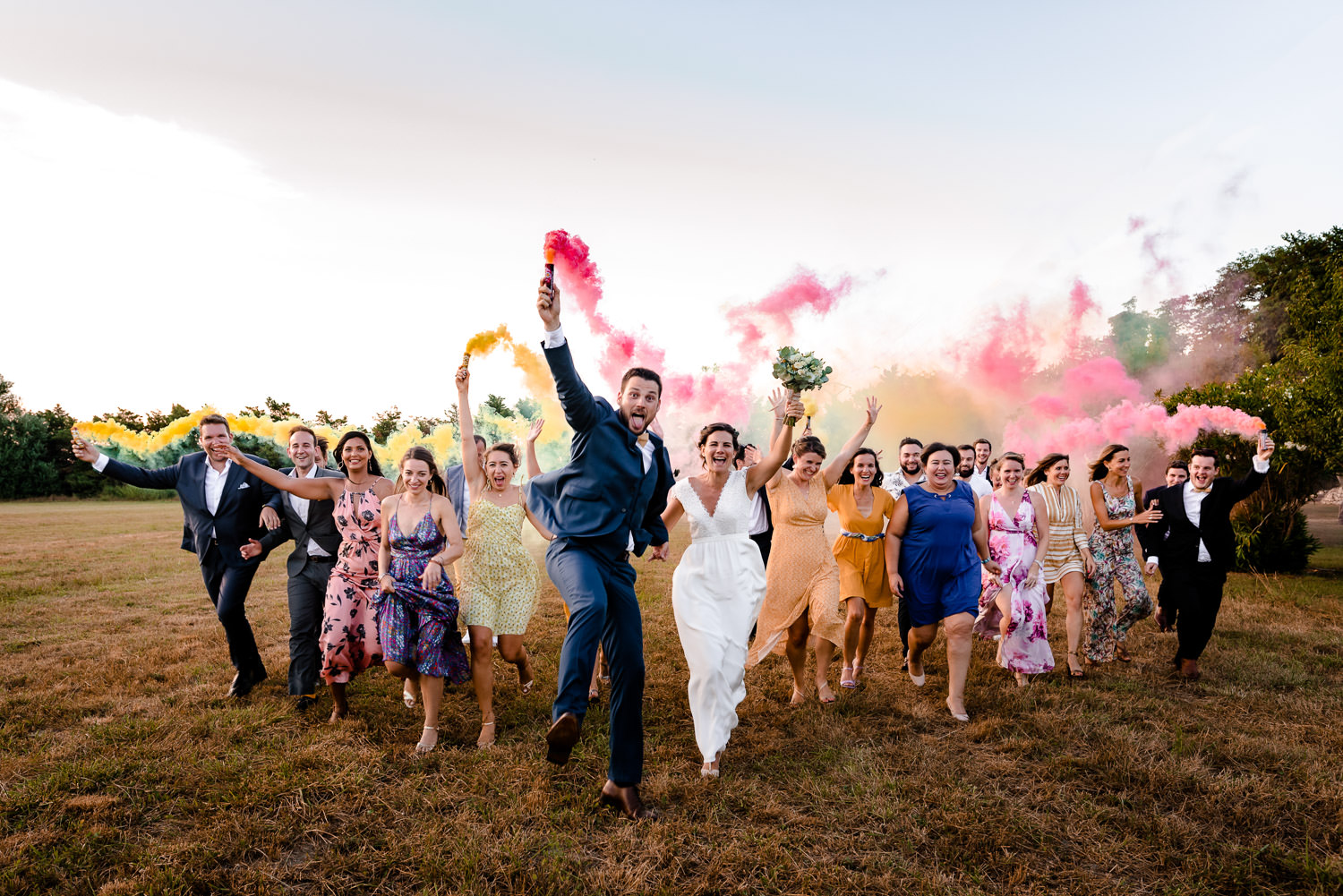 Photo de groupe avec des fumigènes lors d'un mariage à Béziers