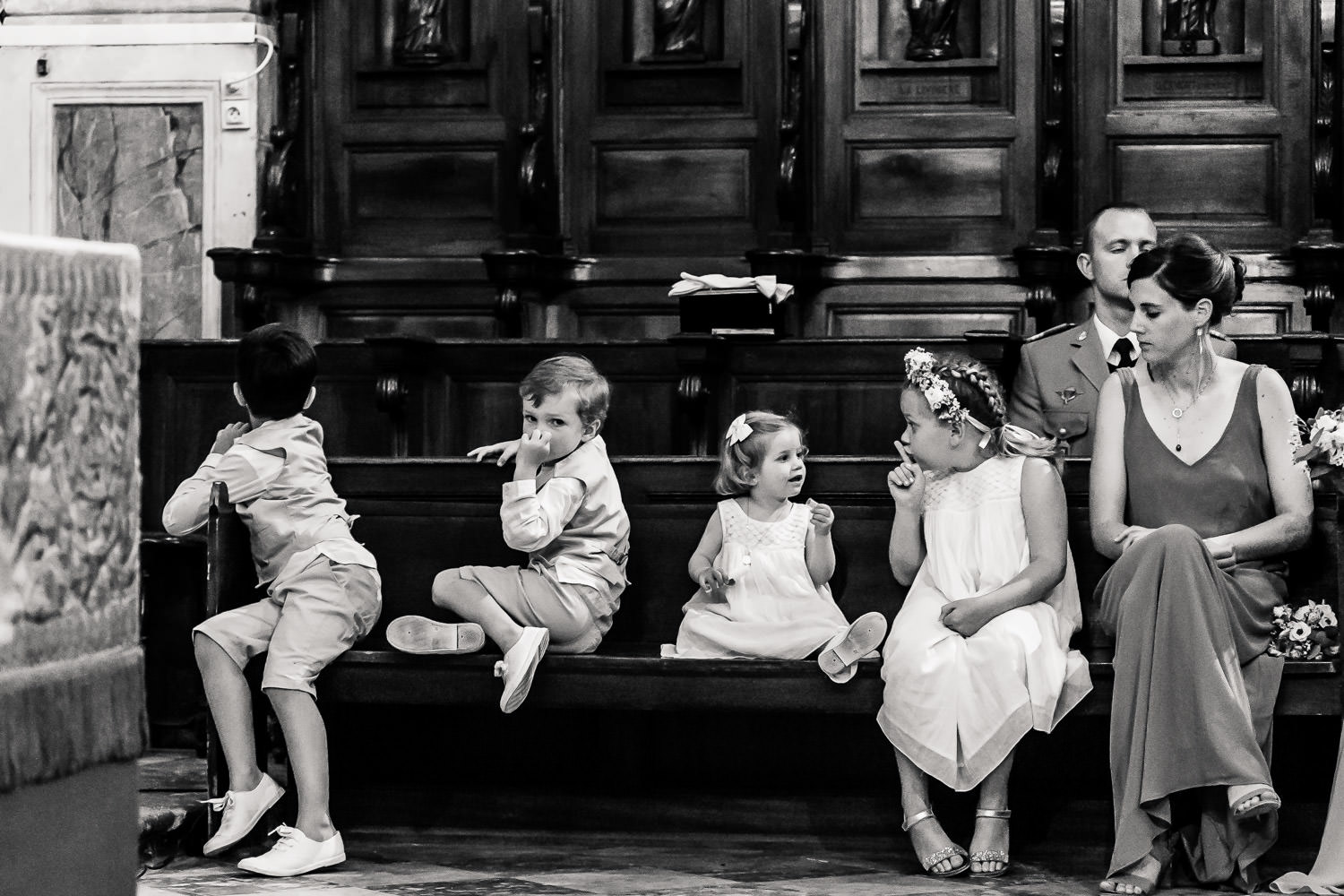 Enfants dans une église lors d'un mariage en Lozère