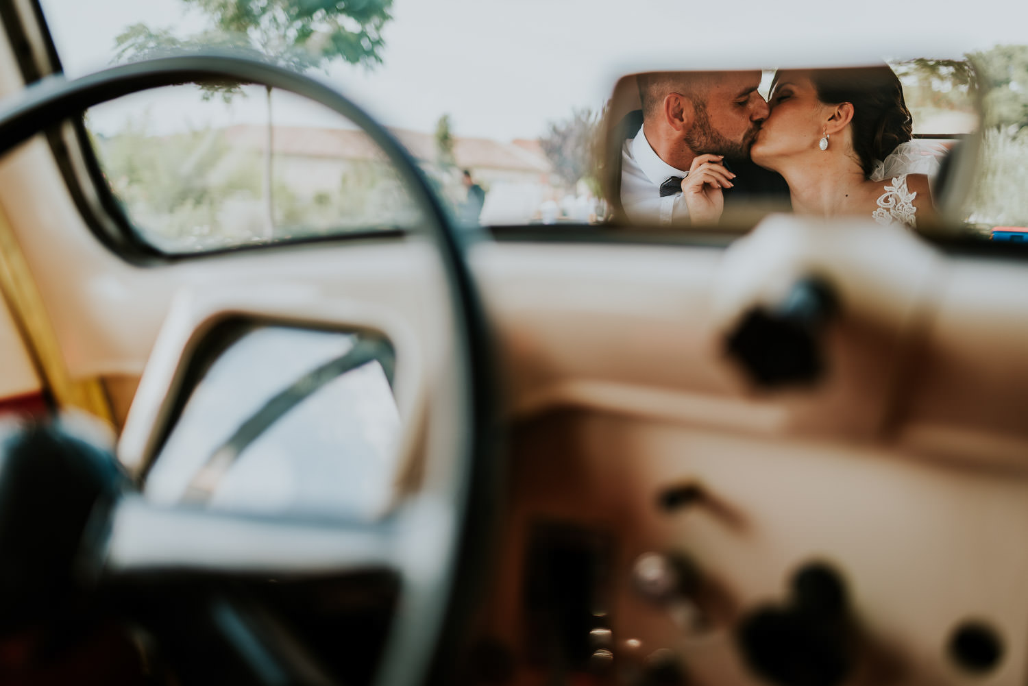Photos des mariés dans une voiture lors d'un mariage à Béziers