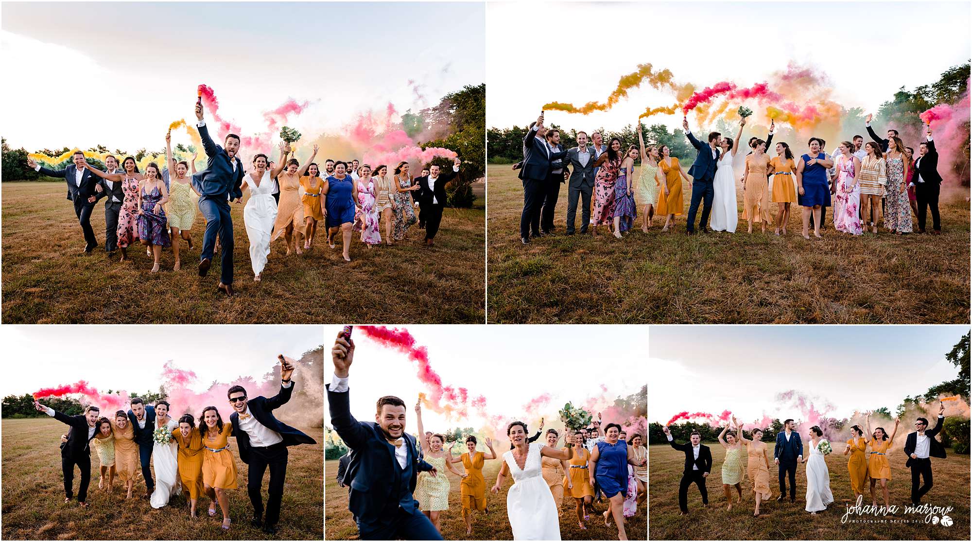 Photo de groupe lors d'un mariage avec des fumigènes