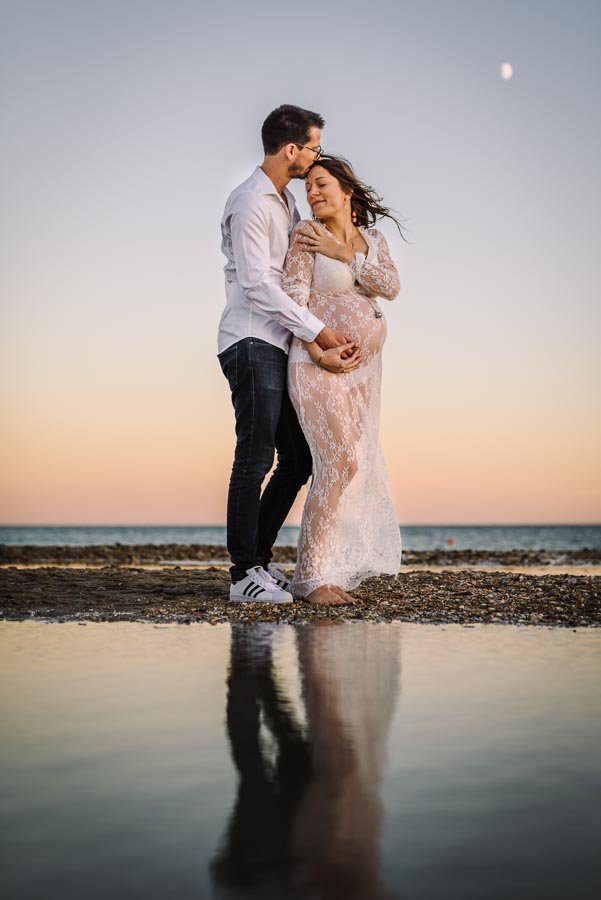 séance photo grossesse à la plage à Montpellier