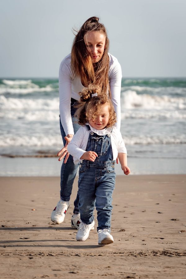 Séance photo mère et fille à la plage à Montpellier