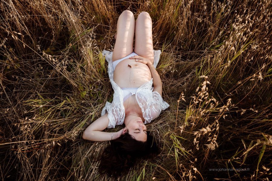 Shooting de grossesse dans un champs de folle avoine à Montpellier
