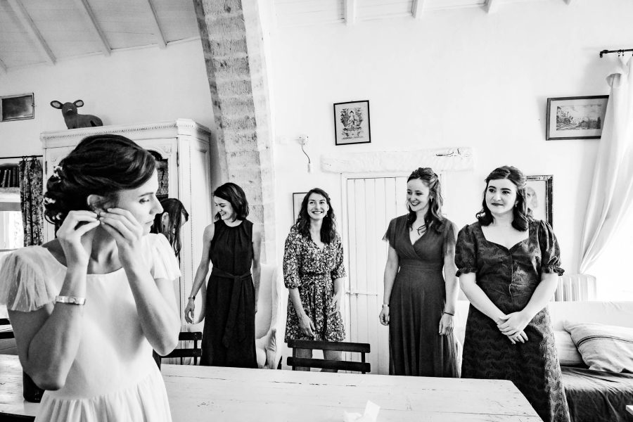 habillage de la mariée au mas de la Plume