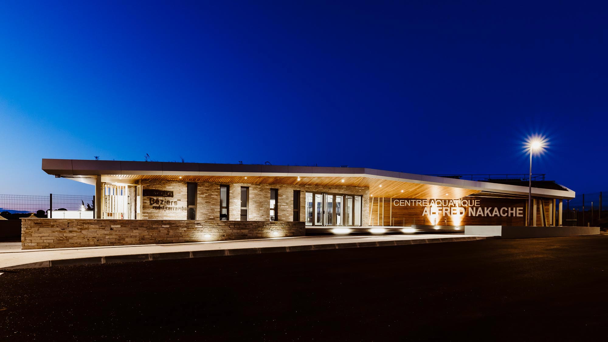 Jeu d’ombres et lumière sur une structure architecturale Montpellier