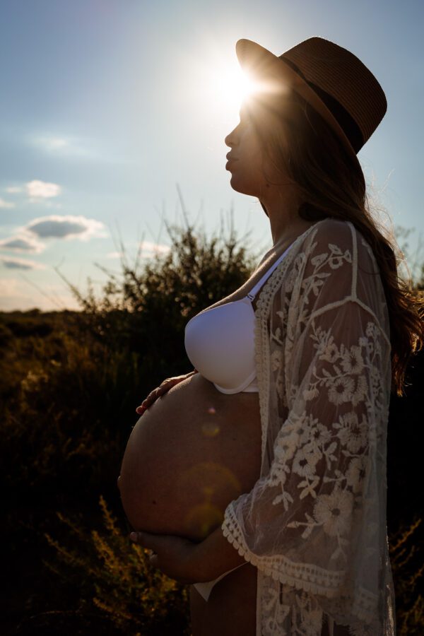 Grossesse en extérieur Montpellier au coucher du soleil