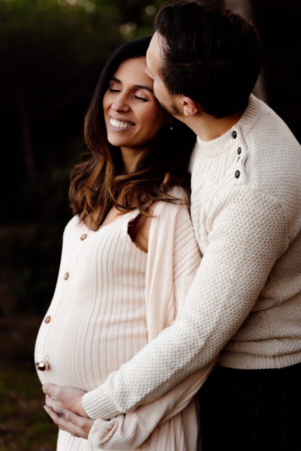 Séance photo grossesse Montpellier avec un regard complice
