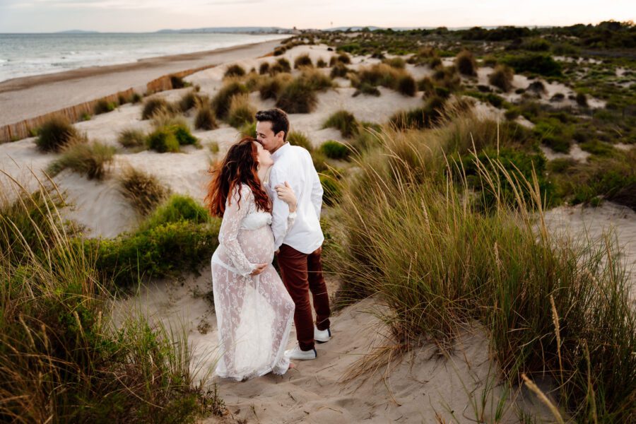 Shooting grossesse à la plage proche de Montpellier au coucher du soleil