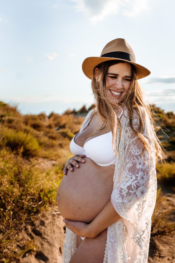 Photos naturelles de grossesse dans un moment intime