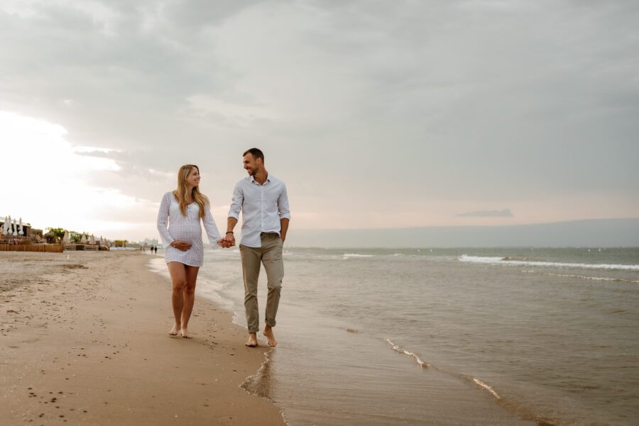 Femme enceinte lumière naturelle Montpellier en couple