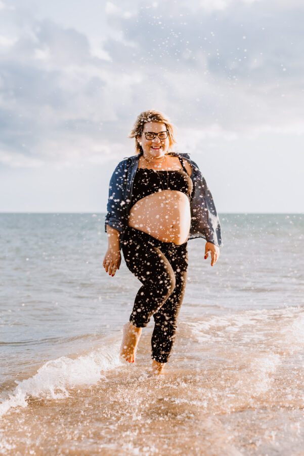 Grossesse en extérieur Montpellier en lumière dorée