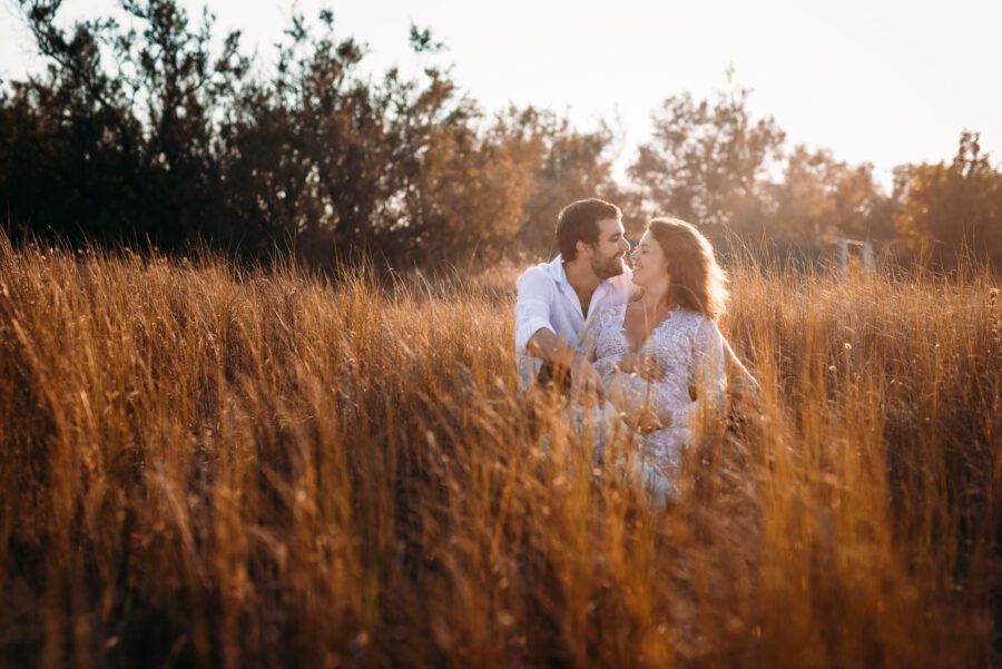 Femme enceinte dans un champ à Montpellier, lumière dorée