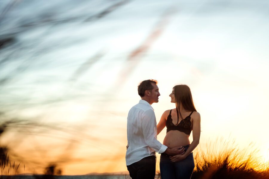 Image future maman Montpellier sous un ciel pastel