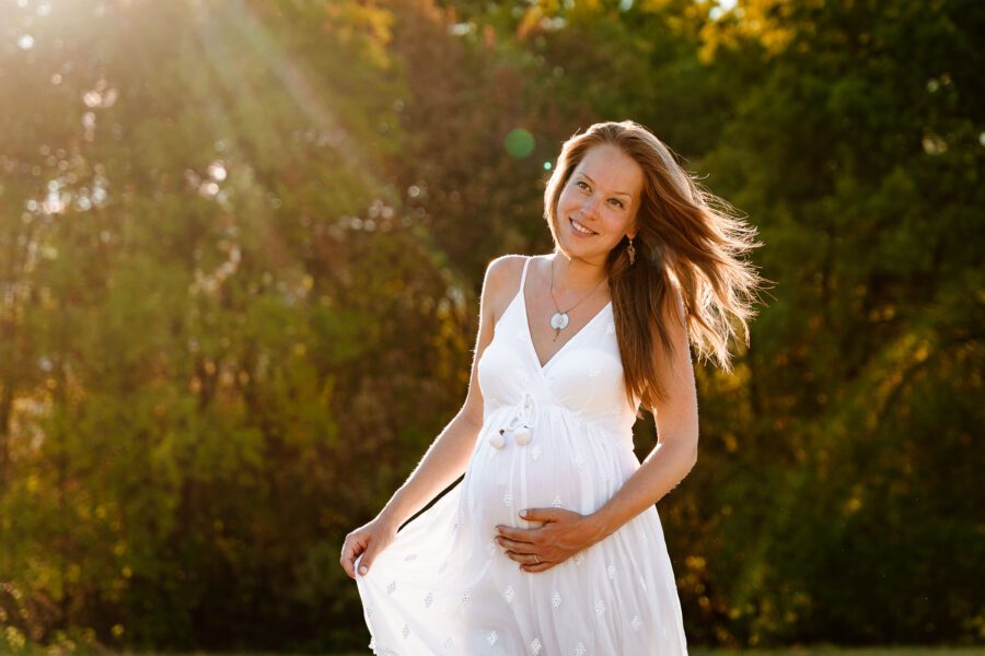 Photo maternité Montpellier avec un ventre rond bien visible