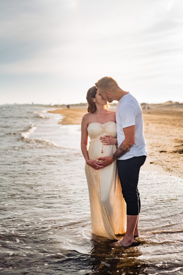 Shooting grossesse Montpellier en lumière dorée