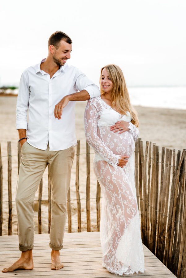 Photo grossesse couple Montpellier en robe fluide