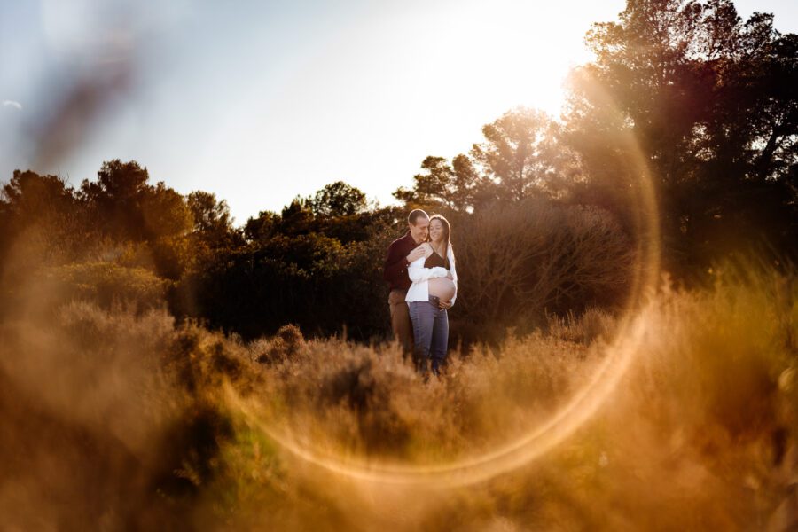 Couple à Montpellier lors d’une séance photo grossesse naturelle