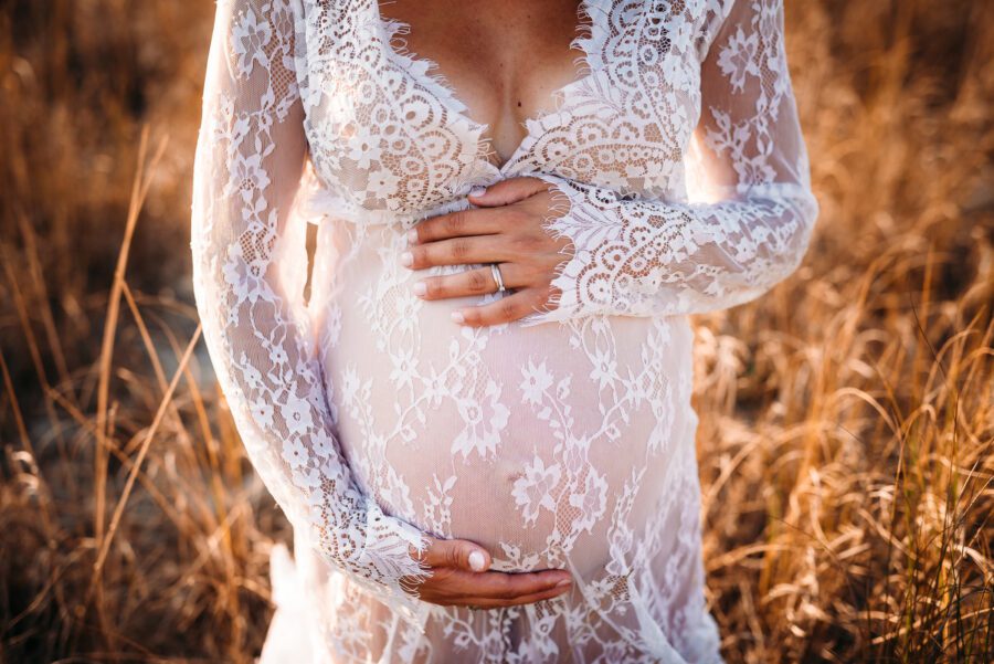 Portrait naturel d'une femme enceinte à Montpellier en lumière douce