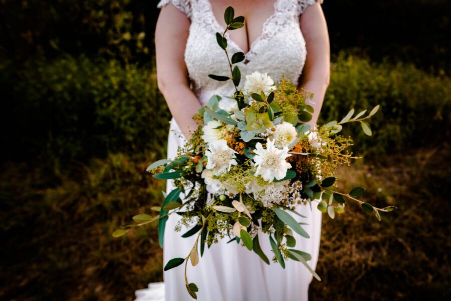 Gros plan sur un bouquet de mariée champêtre, photographié à la golden hour en Occitanie