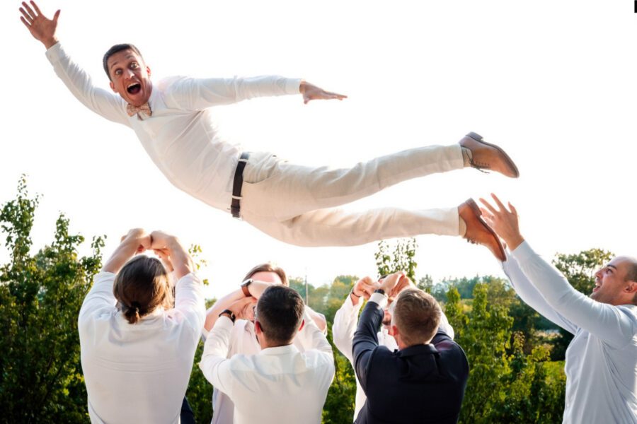 photos de groupe mariage originales et dynamiques à Montpellier